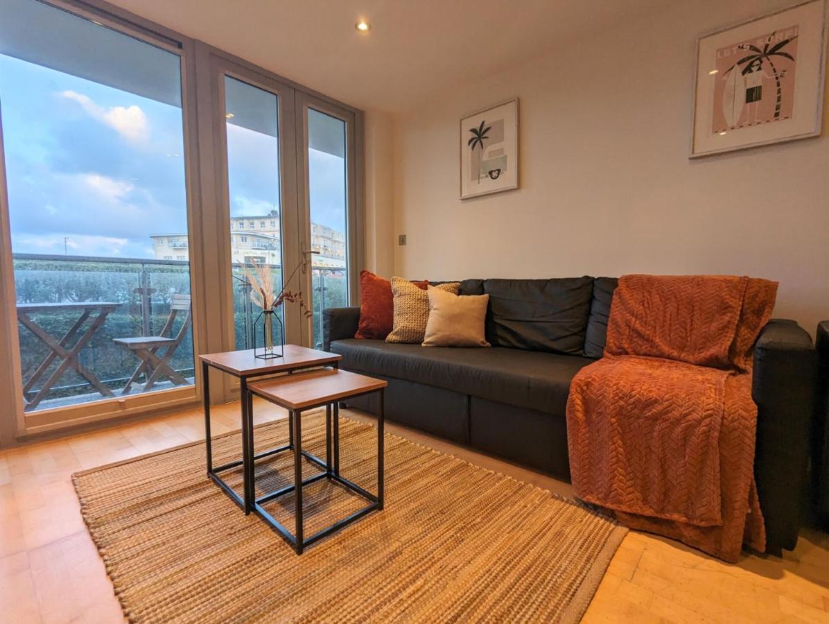 Apartment 100M From Fistral Beach- Underground Parking-Surf Shower & Locker- Sleeps 6 New Quay Екстериор снимка