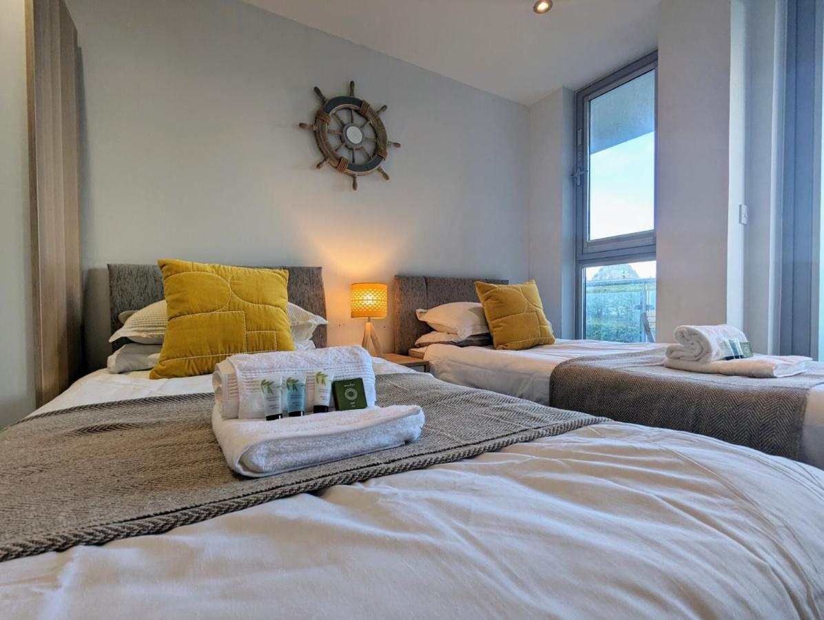 Apartment 100M From Fistral Beach- Underground Parking-Surf Shower & Locker- Sleeps 6 New Quay Екстериор снимка
