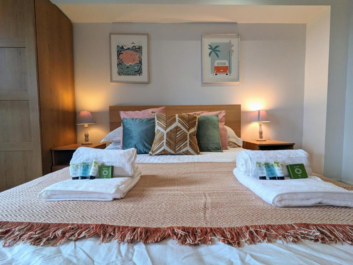 Apartment 100M From Fistral Beach- Underground Parking-Surf Shower & Locker- Sleeps 6 New Quay Екстериор снимка