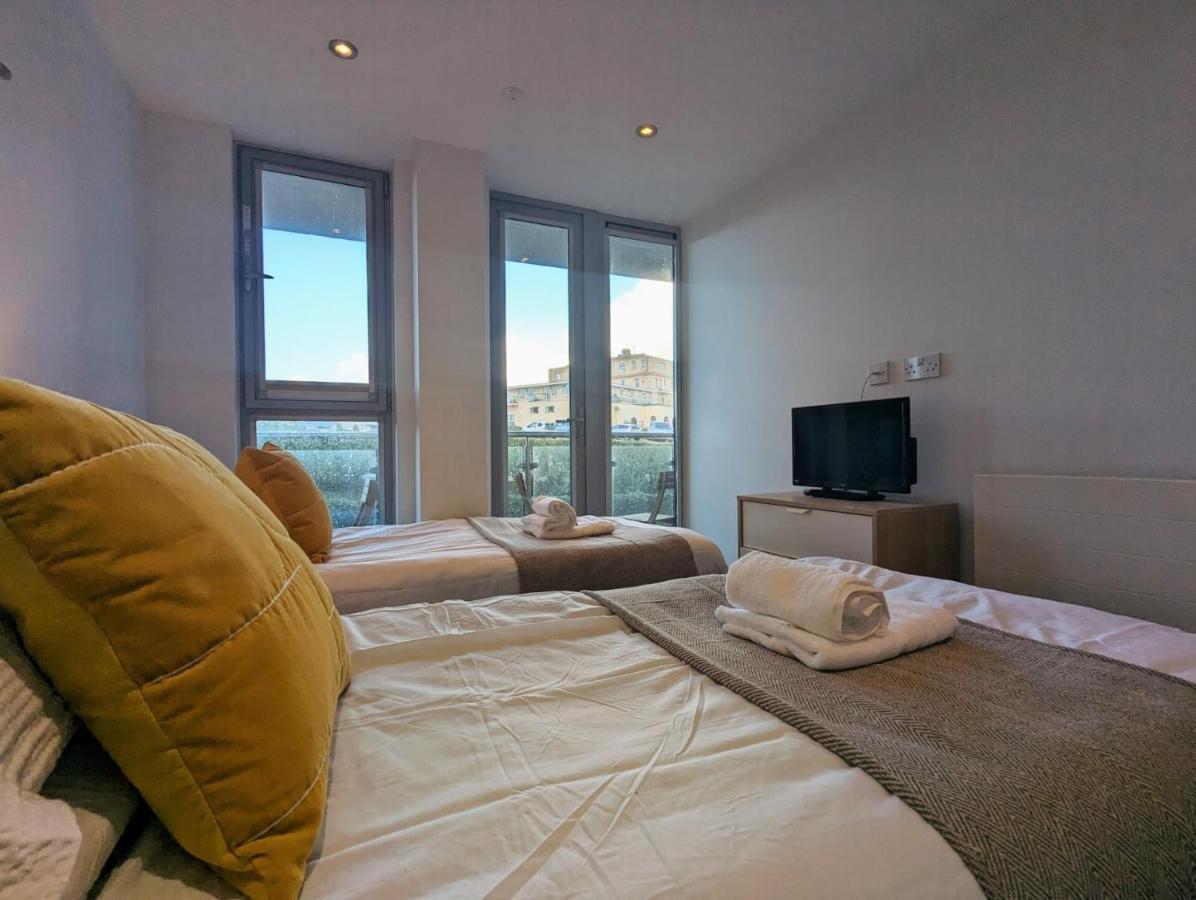 Apartment 100M From Fistral Beach- Underground Parking-Surf Shower & Locker- Sleeps 6 New Quay Екстериор снимка