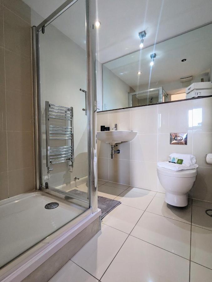 Apartment 100M From Fistral Beach- Underground Parking-Surf Shower & Locker- Sleeps 6 New Quay Екстериор снимка