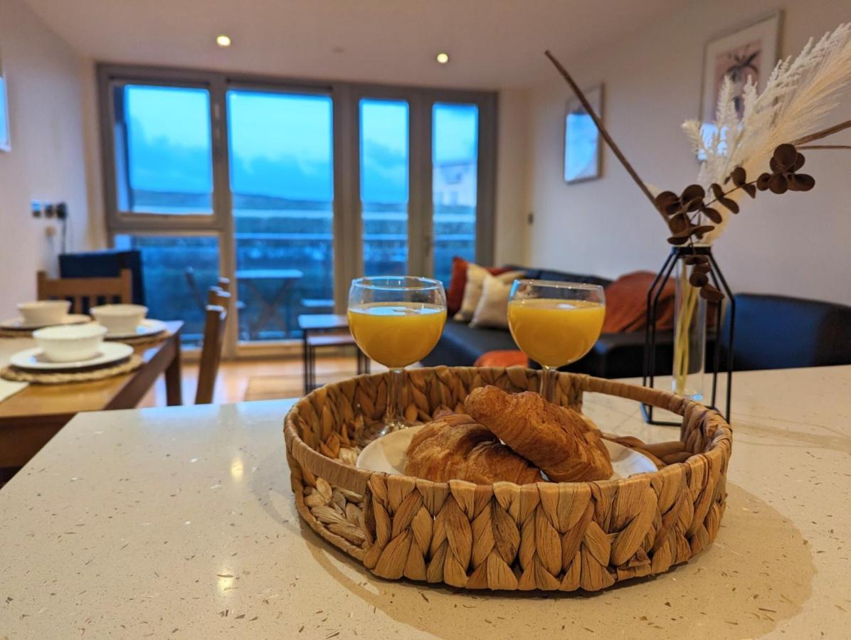 Apartment 100M From Fistral Beach- Underground Parking-Surf Shower & Locker- Sleeps 6 New Quay Екстериор снимка