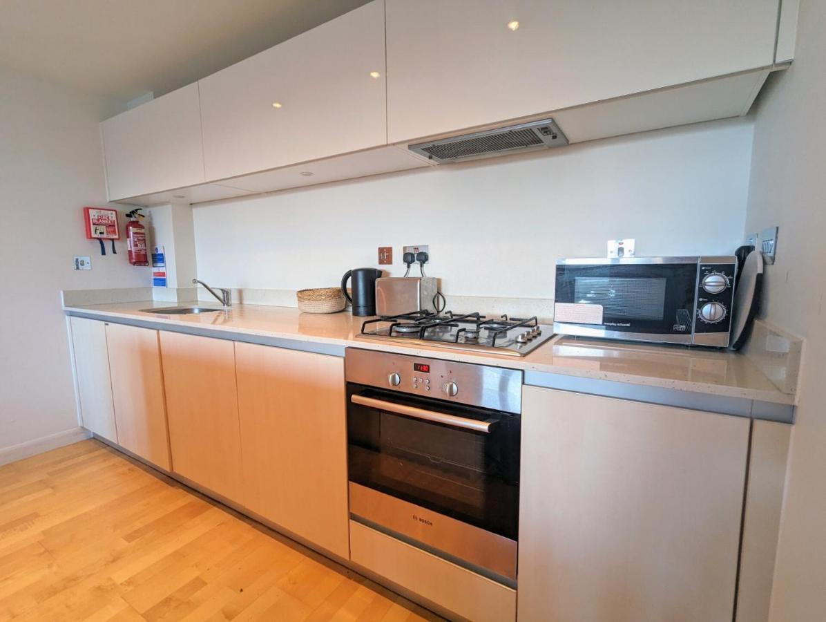 Apartment 100M From Fistral Beach- Underground Parking-Surf Shower & Locker- Sleeps 6 New Quay Екстериор снимка