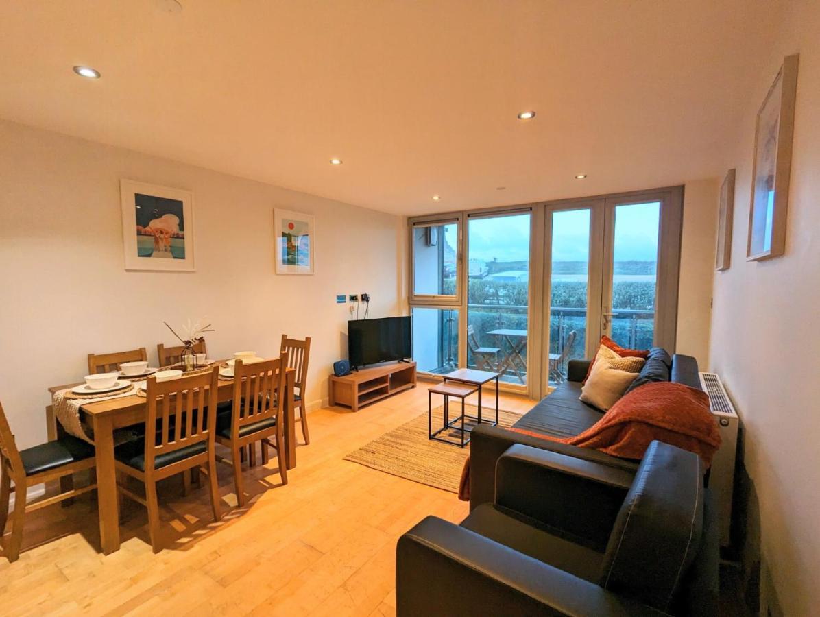 Apartment 100M From Fistral Beach- Underground Parking-Surf Shower & Locker- Sleeps 6 New Quay Екстериор снимка